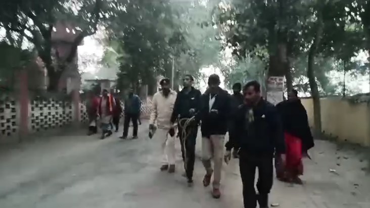 In the floods of Patna, a prisoner slipped off his handcuffs