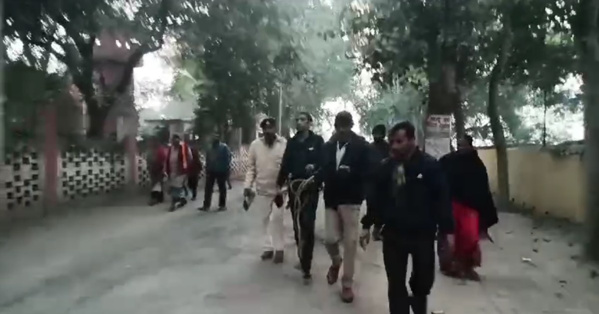 In the floods of Patna, a prisoner slipped off his handcuffs