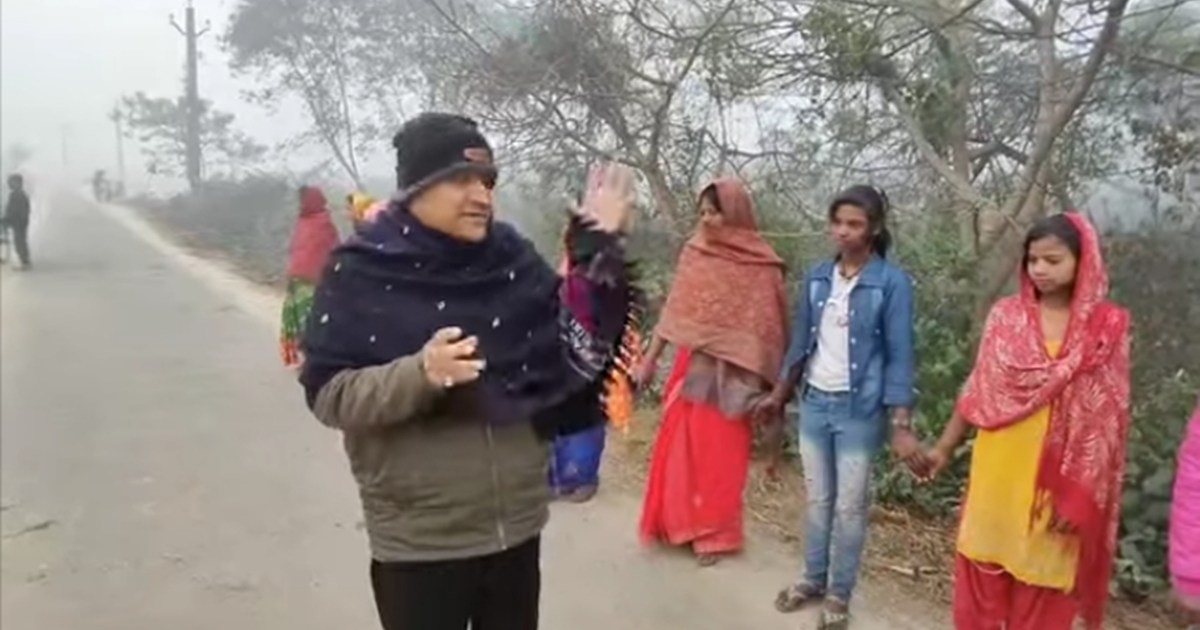 Unique Satyagraha of young men and women against open defeca