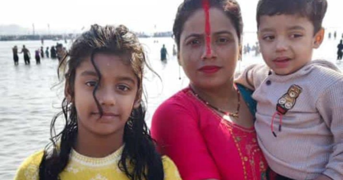 Husband-wife and two children who went to take bath in Praya