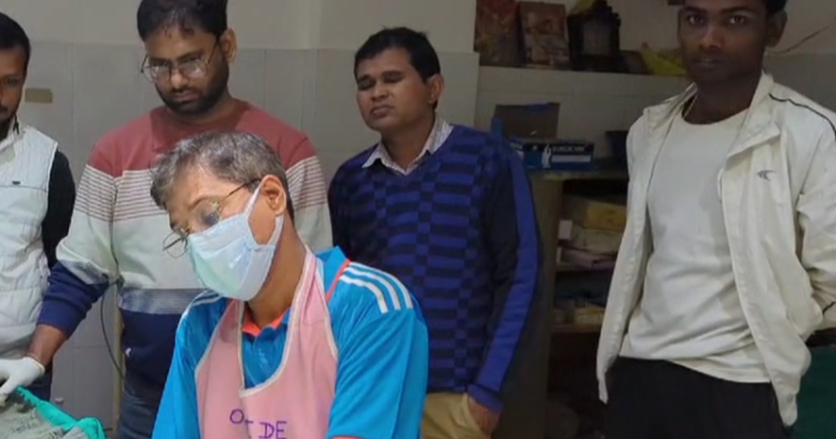 In Arrah, criminals shot a teacher who was returning home fr