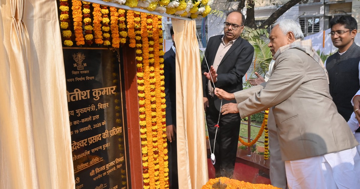 KCM Nitish unveils statue of former Tripura Governor Siddhes