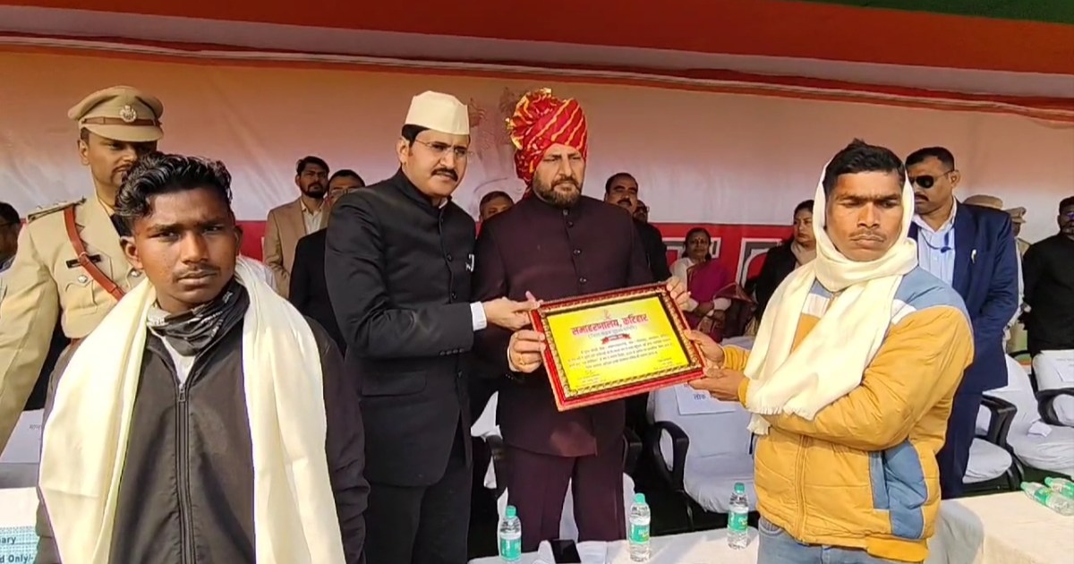 Katihar administration rewarded two brothers who saved passe