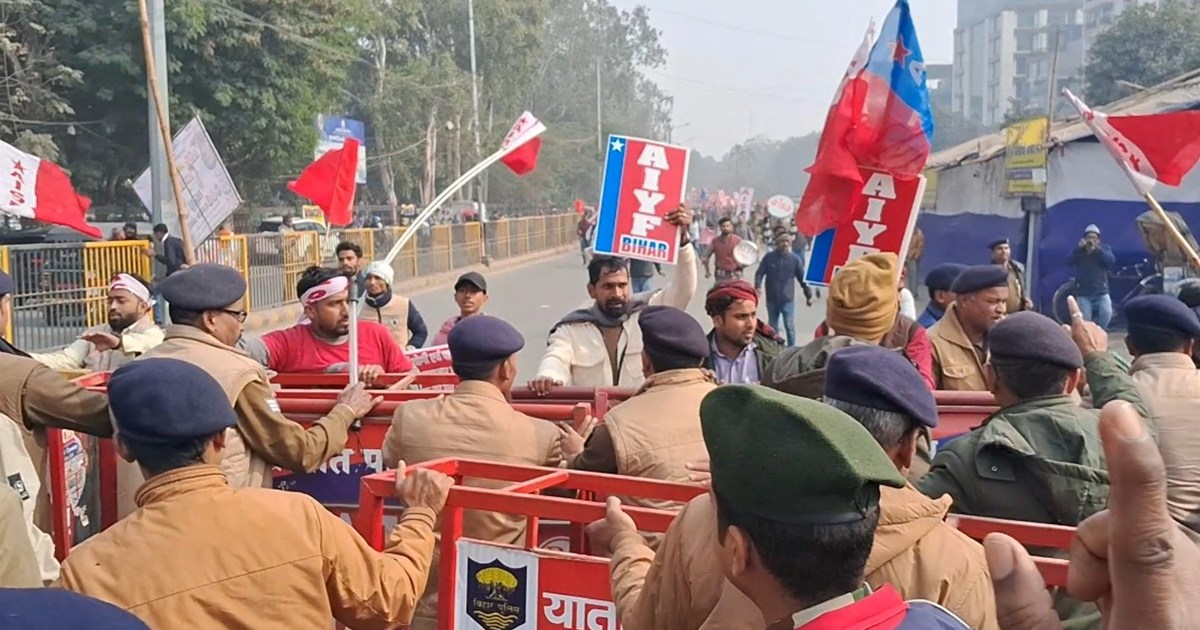 Chatr sangthn ne cm avas ka kiya gherav 