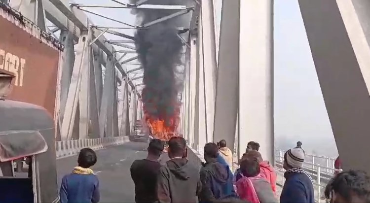 Bus burns in Patna, passengers seen jumping to save their li Bus burns in Patna, passengers seen jumping to save their li