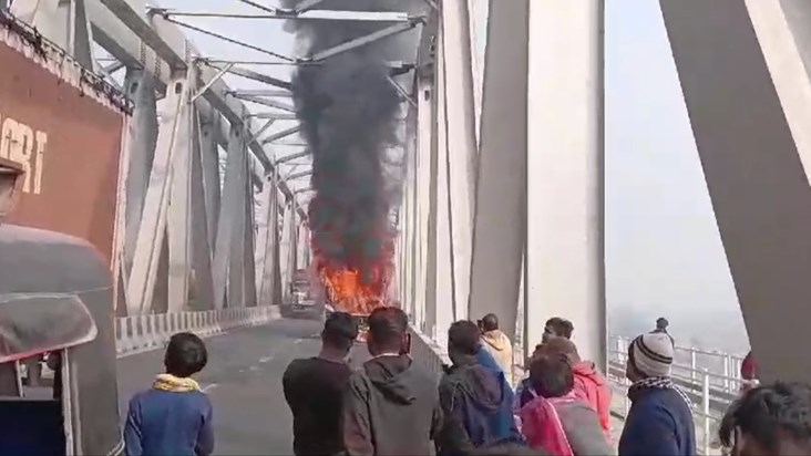 Bus burns in Patna, passengers seen jumping to save their li