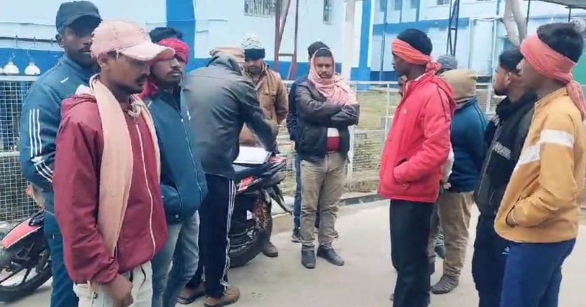 Fierce collision between Scorpio and auto rickshaw loaded wi