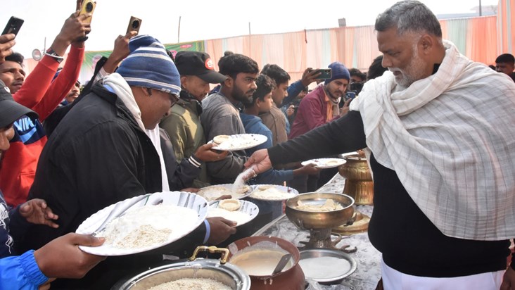 Purnia MP Pappu Yadav fed curd-chuda to the people of the ar