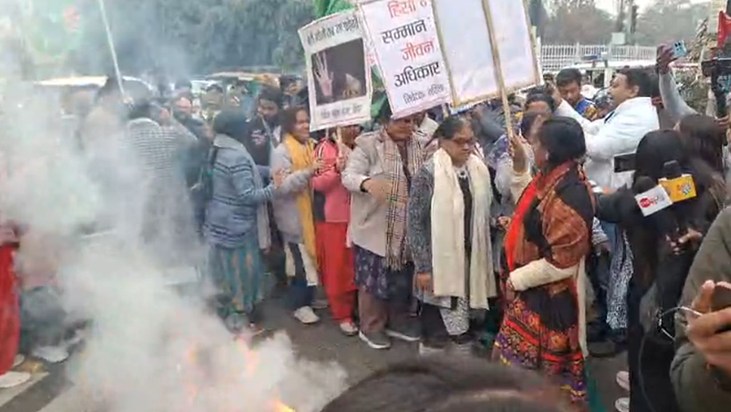 A group of RJD women workers arrived in front of the BJP off