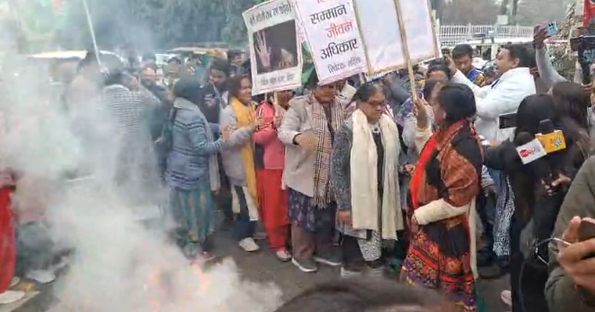 A group of RJD women workers arrived in front of the BJP off