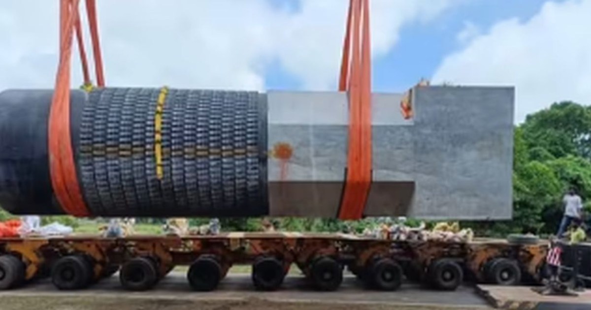 The world's largest Shiva Lingam has arrived in Bihar.