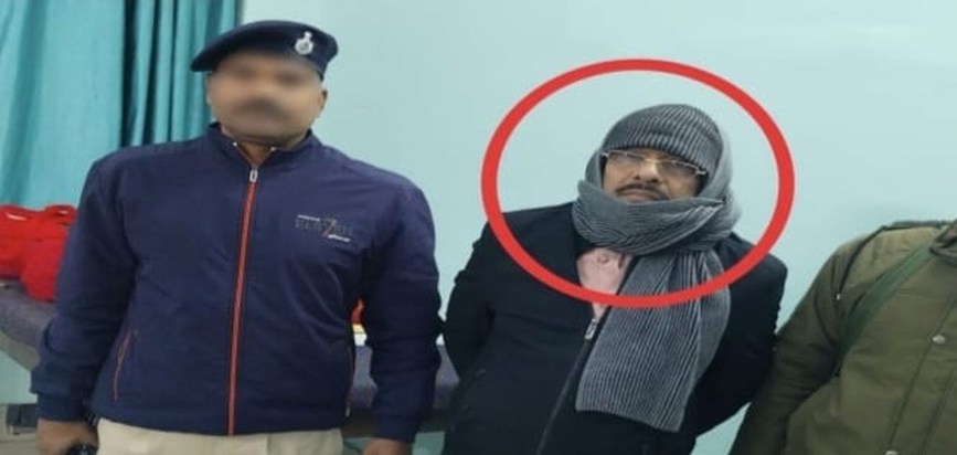 Rs. 11 lakh in cash recovered from the house of a corrupt ag