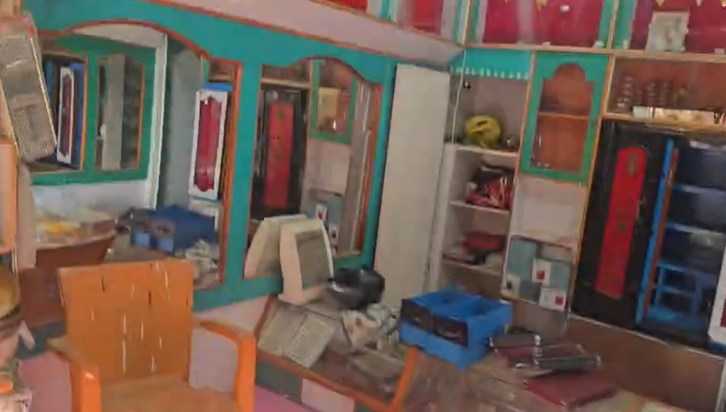 As soon as the shutter was raised, the empty showcase was se