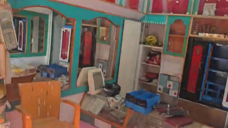 As soon as the shutter was raised, the empty showcase was se