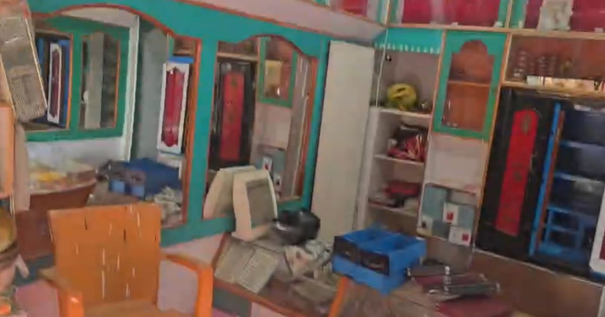 As soon as the shutter was raised, the empty showcase was se