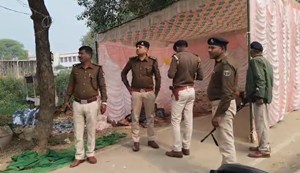 saraswati puja pandal me goli