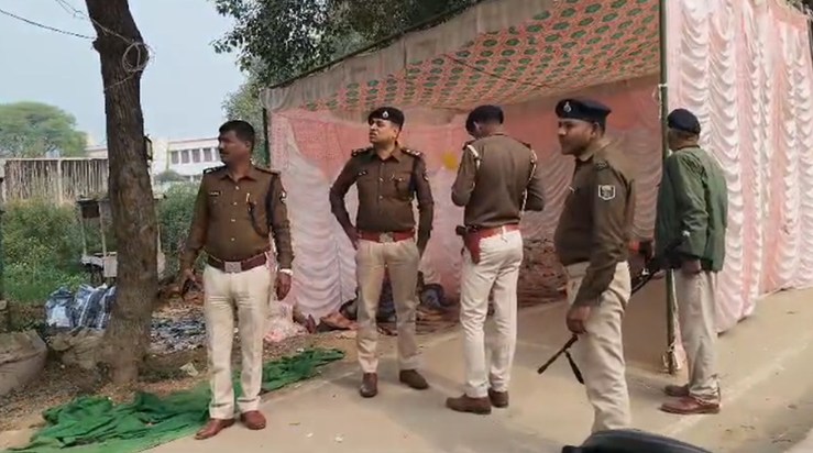 saraswati puja pandal me goli