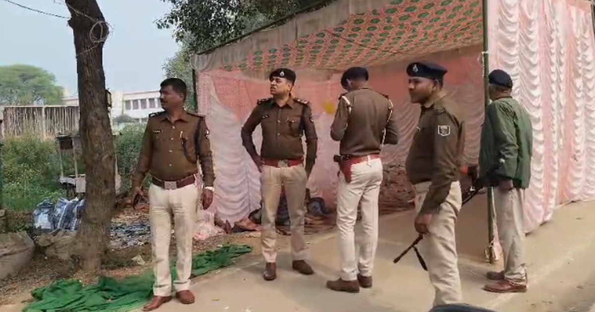 saraswati puja pandal me goli