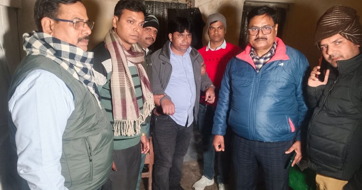 rajaswi karmchari chadha nigrani ke hatthe