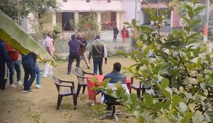 Where development was supposed to be discussed, lathicharge took place! JDU leader chased and beaten - read the full story