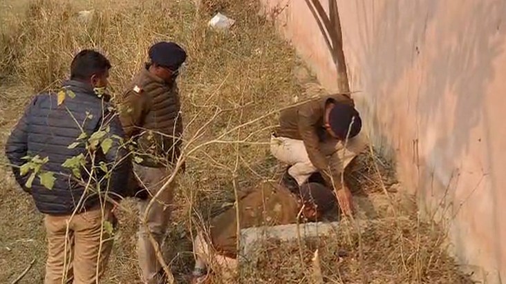 police ko chakma dekar kaidi hua farar