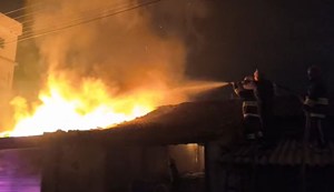 Goods worth lakhs of rupees burnt in an oil warehouse at midnight, 5 fire engines could not control it…