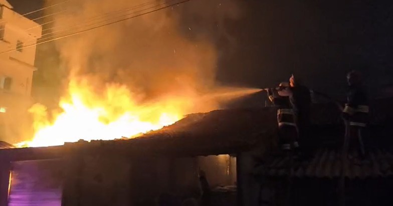 Goods worth lakhs of rupees burnt in an oil warehouse at mid