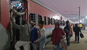 The engine of the Patna-Katihar Intercity train failed at Barh railway station.