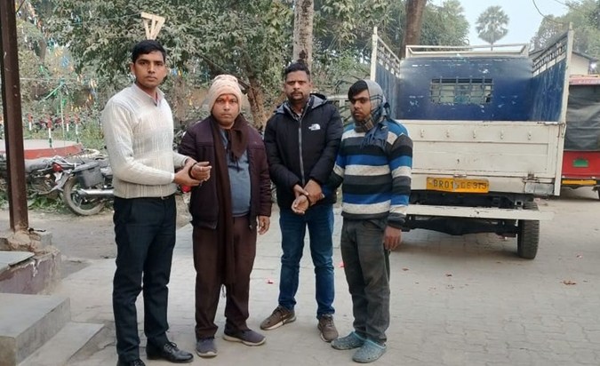 Two electricity workers arrested for accepting bribes.