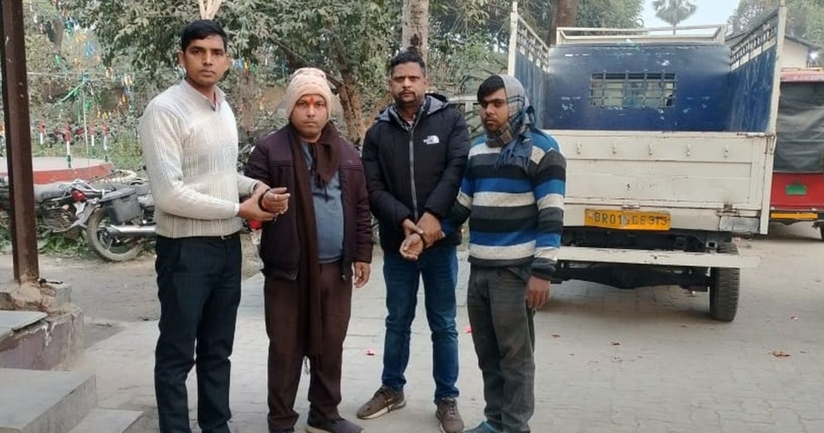 Two electricity workers arrested for accepting bribes.