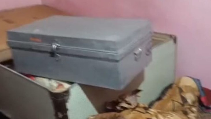 Thieves entered a locked house, and when the owner returned,