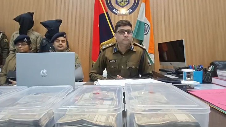 A water vendor in Patna had looted 22 lakh rupees.