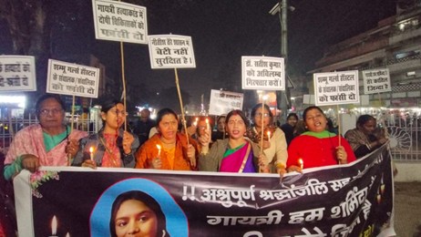 NEET छात्रा मामला : प्रभात मेमोरियल अस्पताल के पास लोगों ने निकाला केंडिल मार्च, न्याय की मांग