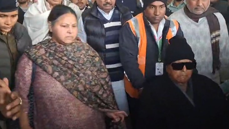 Lalu Yadav came to Patna from Delhi.