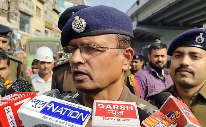 patna me police ne apnaya gandhigiri style 