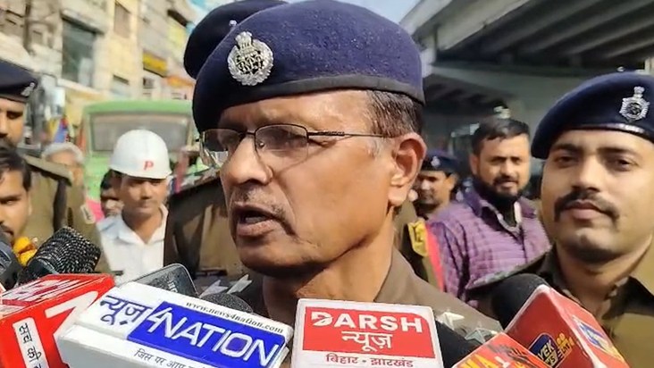 patna me police ne apnaya gandhigiri style 