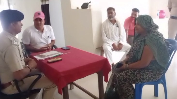 The husband was tormented by the fear of his wife's escape, The husband was tormented by the fear of his wife's escape,