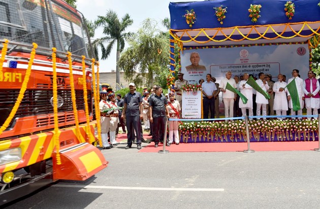 bihar-cm-nitish-flagged-off-34-fire-fighting-vehicles