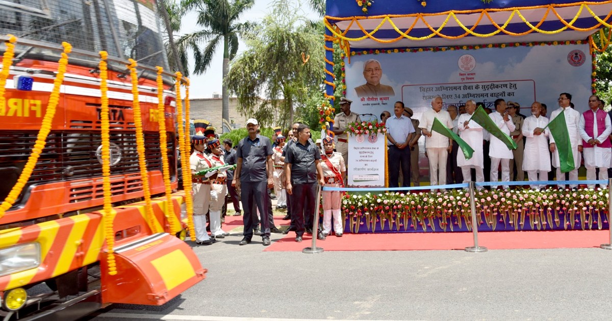bihar-cm-nitish-flagged-off-34-fire-fighting-vehicles