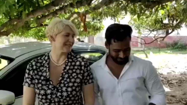  Girlfriend reached Hazaribagh from Poland in love