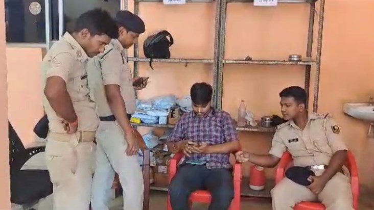 Robbery of 5 lakhs on the strength of arms from the personne Robbery of 5 lakhs on the strength of arms from the personne