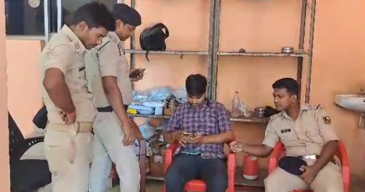 Robbery of 5 lakhs on the strength of arms from the personne