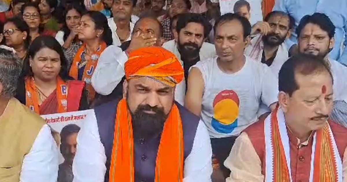 BJP sat on dharna against lathi charge, political temperatur