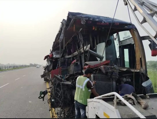 Breaking Double decker bus coming from Delhi to Bihar overtu Breaking Double decker bus coming from Delhi to Bihar overtu
