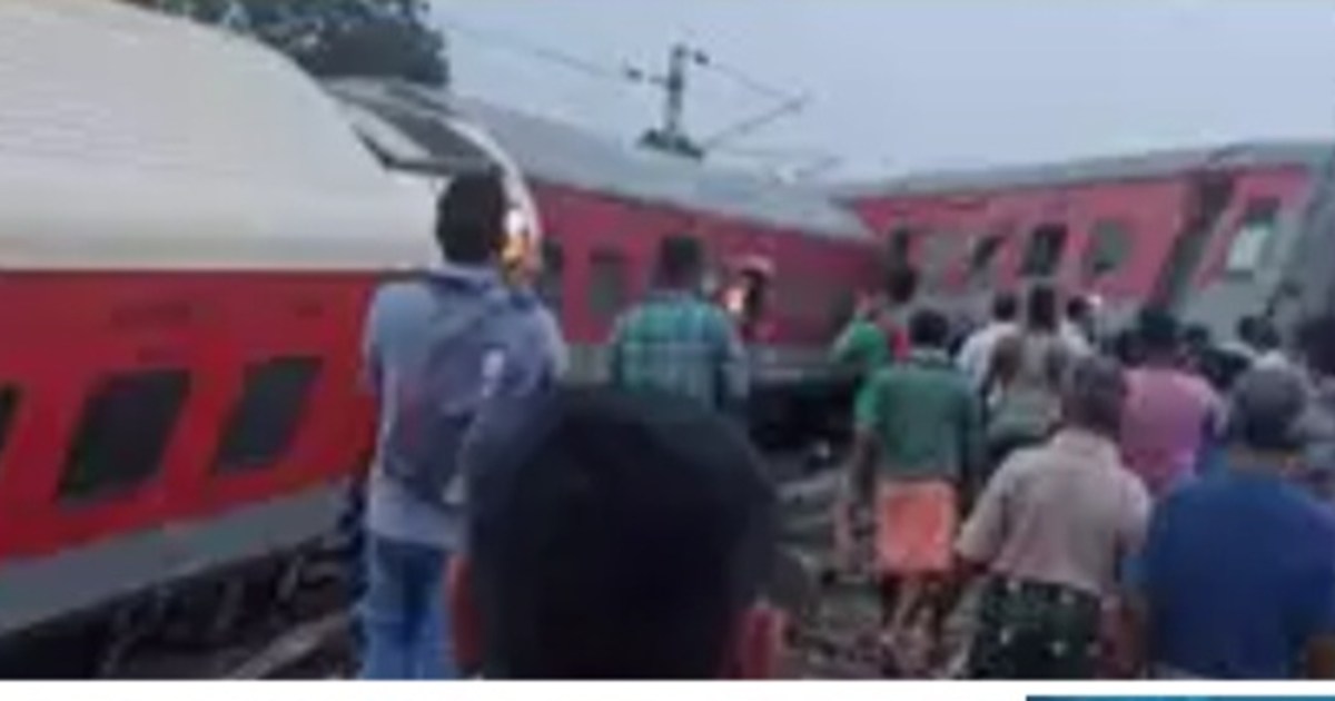 Howrah-Mumbai Express derails in Jharkhand