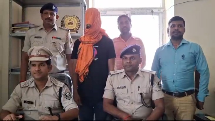 Sitamarhi police caught a cyber thug from Surat Sitamarhi police caught a cyber thug from Surat