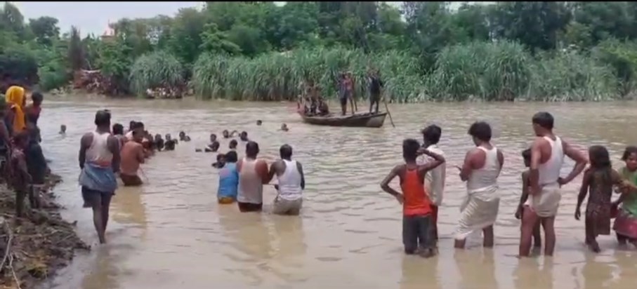 A boat full of passengers sank in the tributary of Kosi in D A boat full of passengers sank in the tributary of Kosi in D
