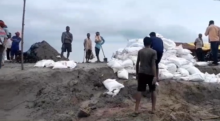 Pipra-Piparasi embankment is in danger once again, villagers Pipra-Piparasi embankment is in danger once again, villagers