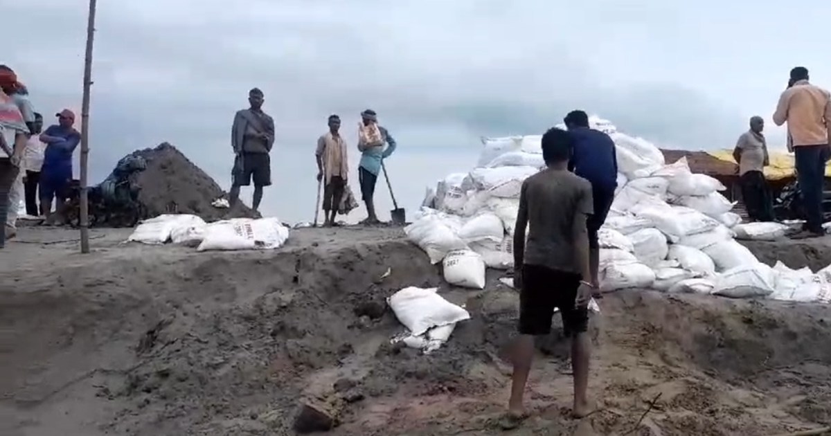 Pipra-Piparasi embankment is in danger once again, villagers