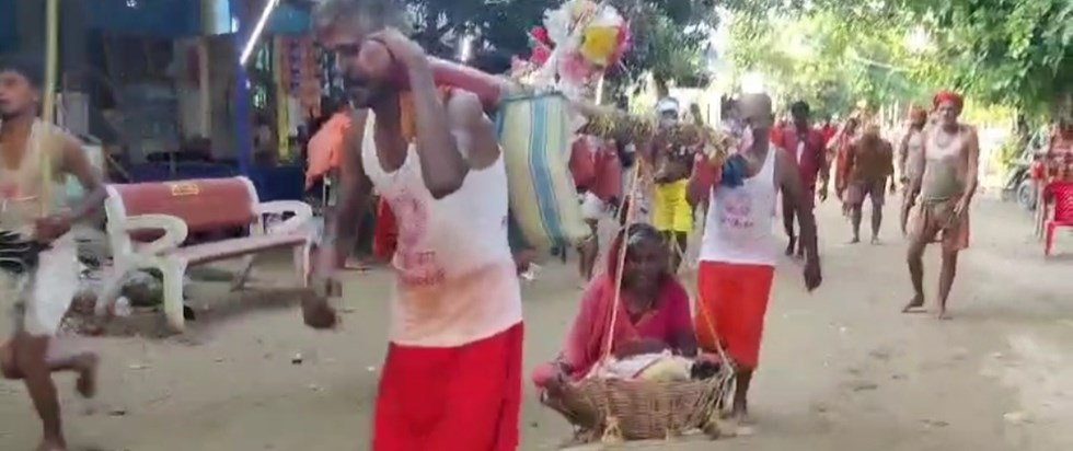 Shravan Kumar of Kalyug is seen on the Kanwaria path in Sawa Shravan Kumar of Kalyug is seen on the Kanwaria path in Sawa
